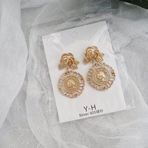 Gold flower round coin pendent boho earrings NWOT